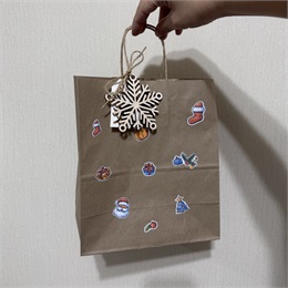 Крафтовый пакет с новогодними наклейками, деревянной снежинкой и открыткой. 22*12*25 10614